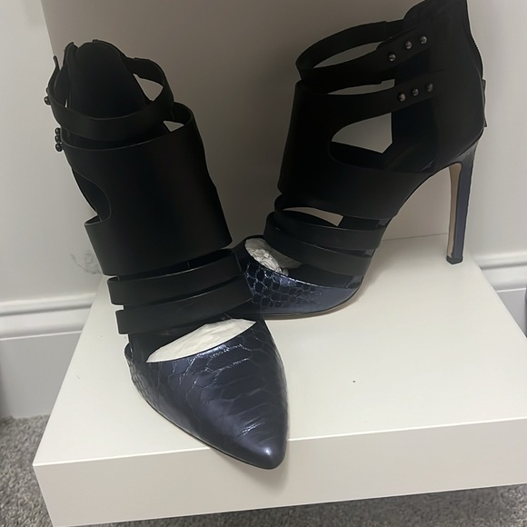 BCBGeneration Heels, Sz. 8.5 - Picture 4 of 4